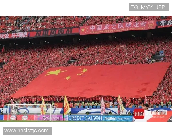 足球的横幅：传递激情与团结的象征，展现球迷的热爱与忠诚